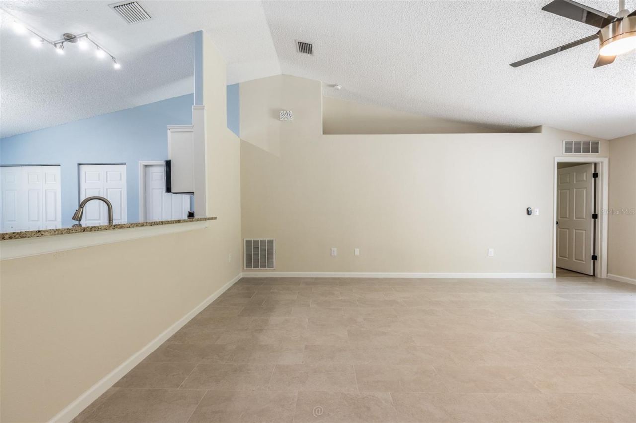 Photo 7 of 20: vaulted ceilings and plenty of room for a sit down area at kitchen bar.
