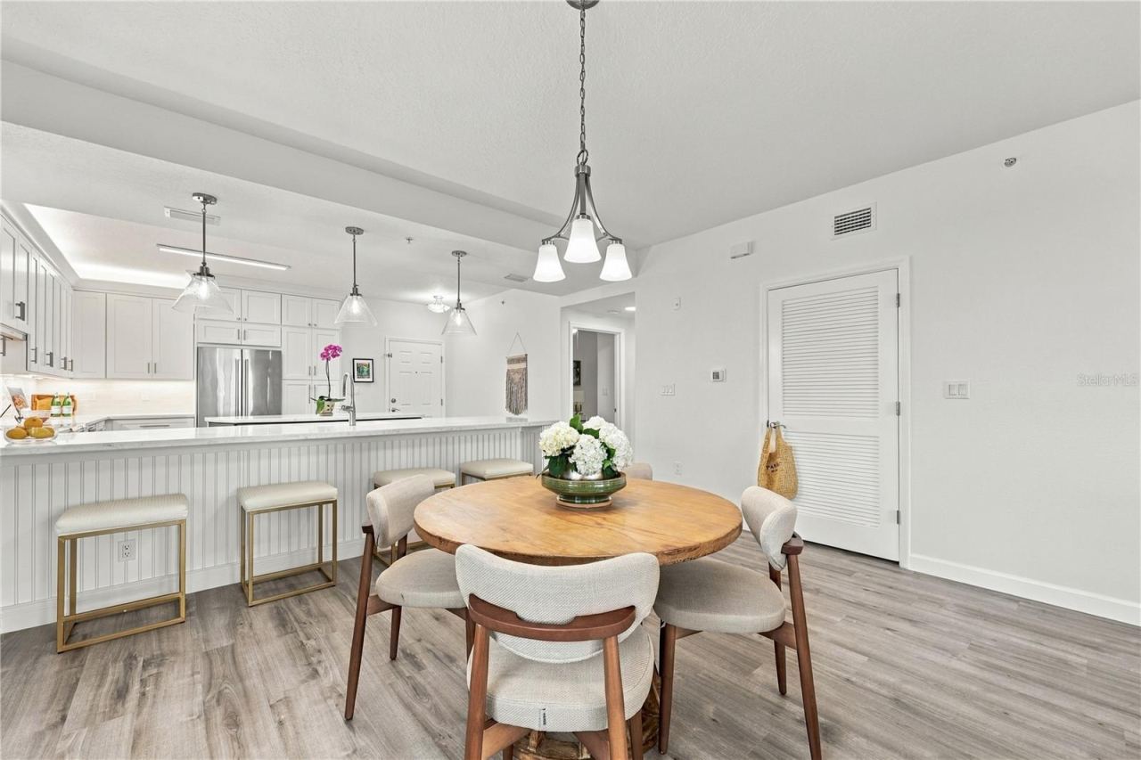 Photo 17 of 20: Dining Area