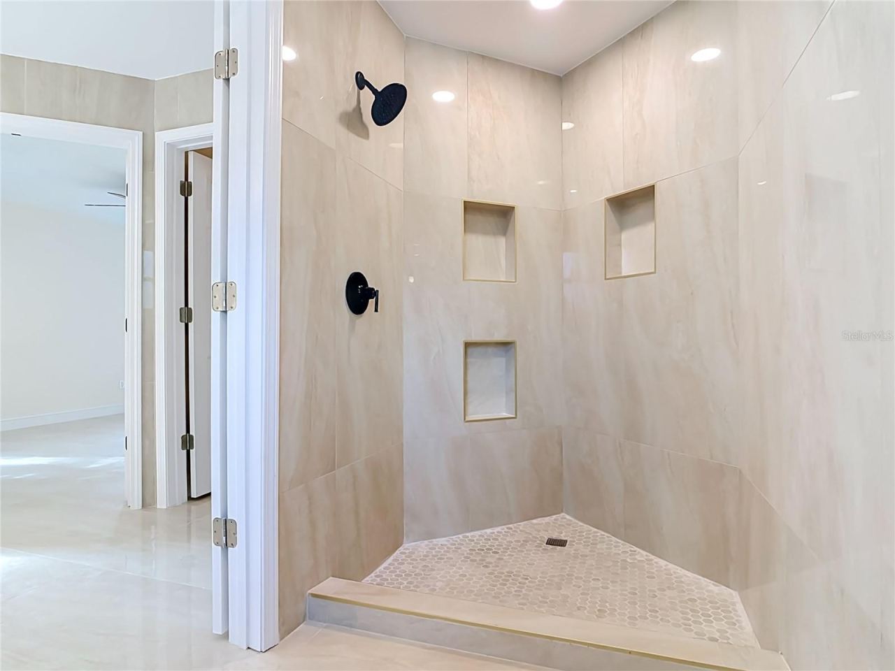 Photo 20 of 20: primary en-suite