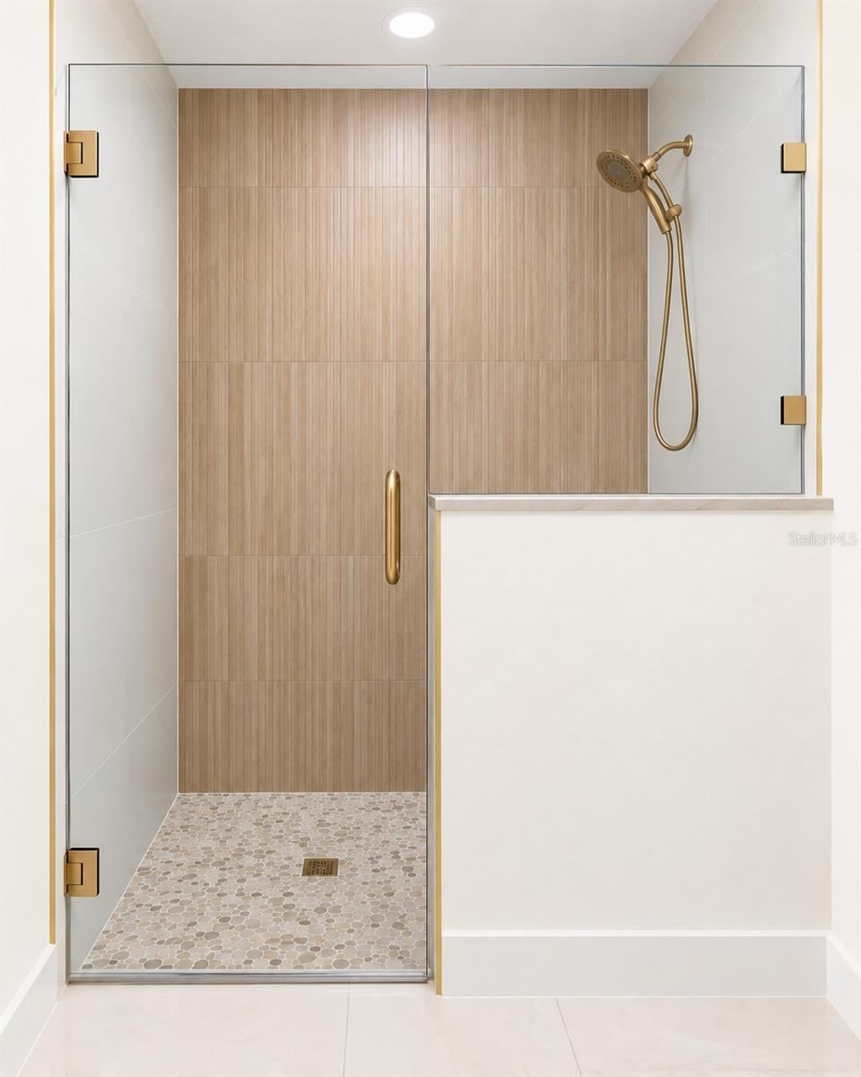 Photo 15 of 20: Framless Glass enclosure