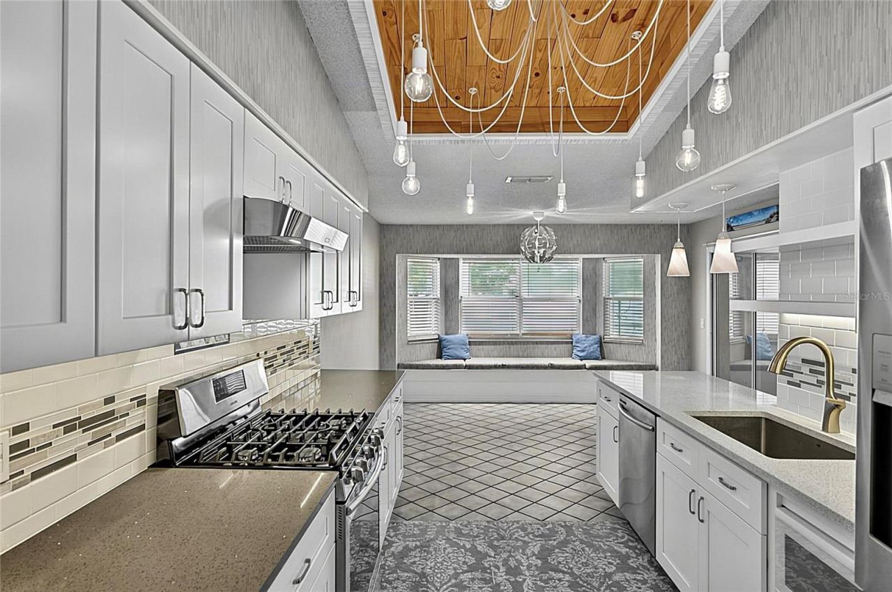 Photo 18 of 20: Eat-In Kitchen with Cozy Nook