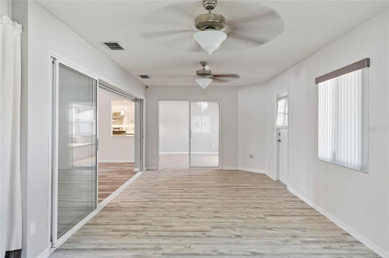 Photo 15 of 20: Florida Room with Access to Eat-In Kitchen and Living Room