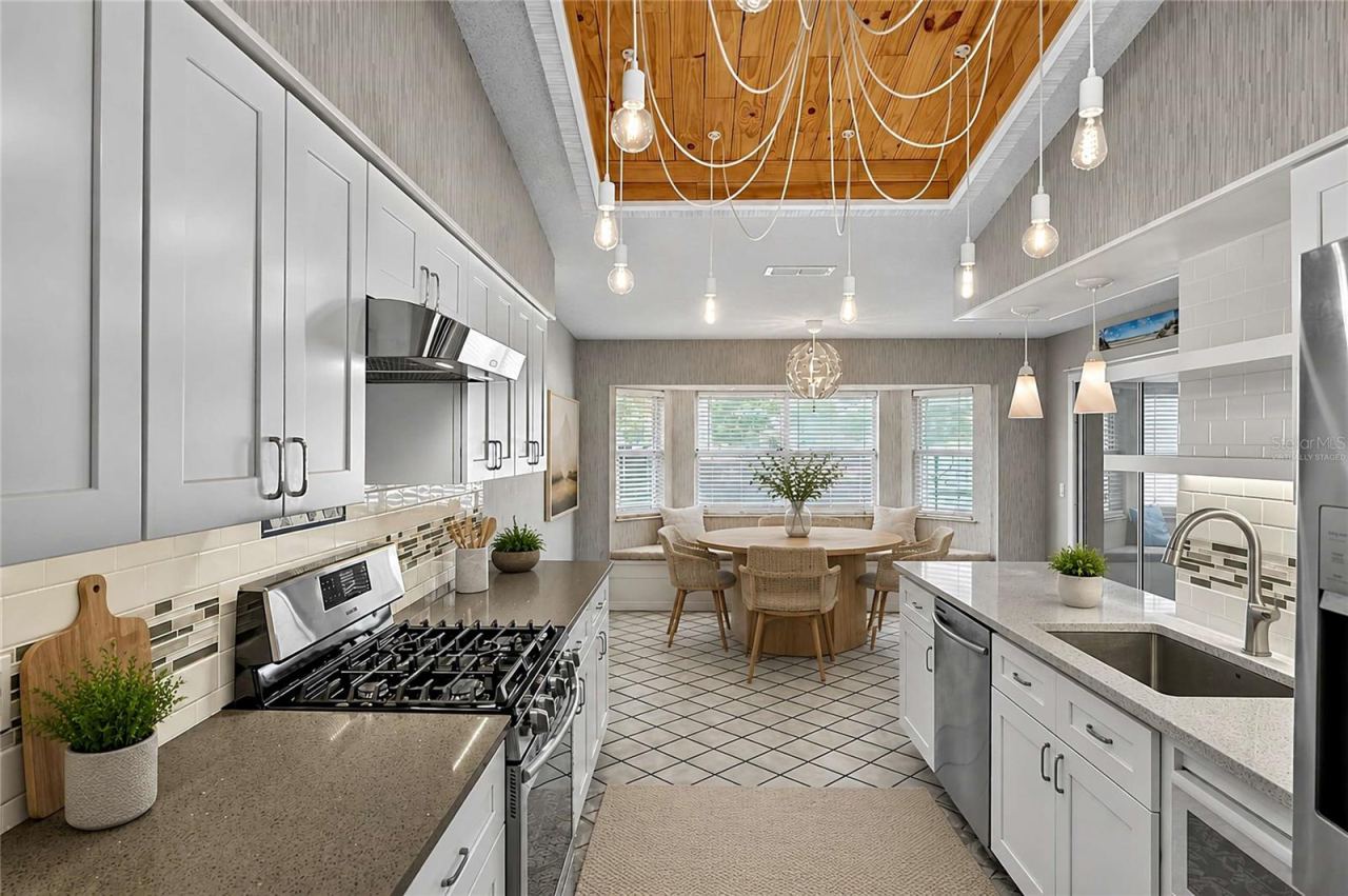 Photo 17 of 20: (Virtually Staged) - Modern Eat-In Kitchen with Cozy Nook