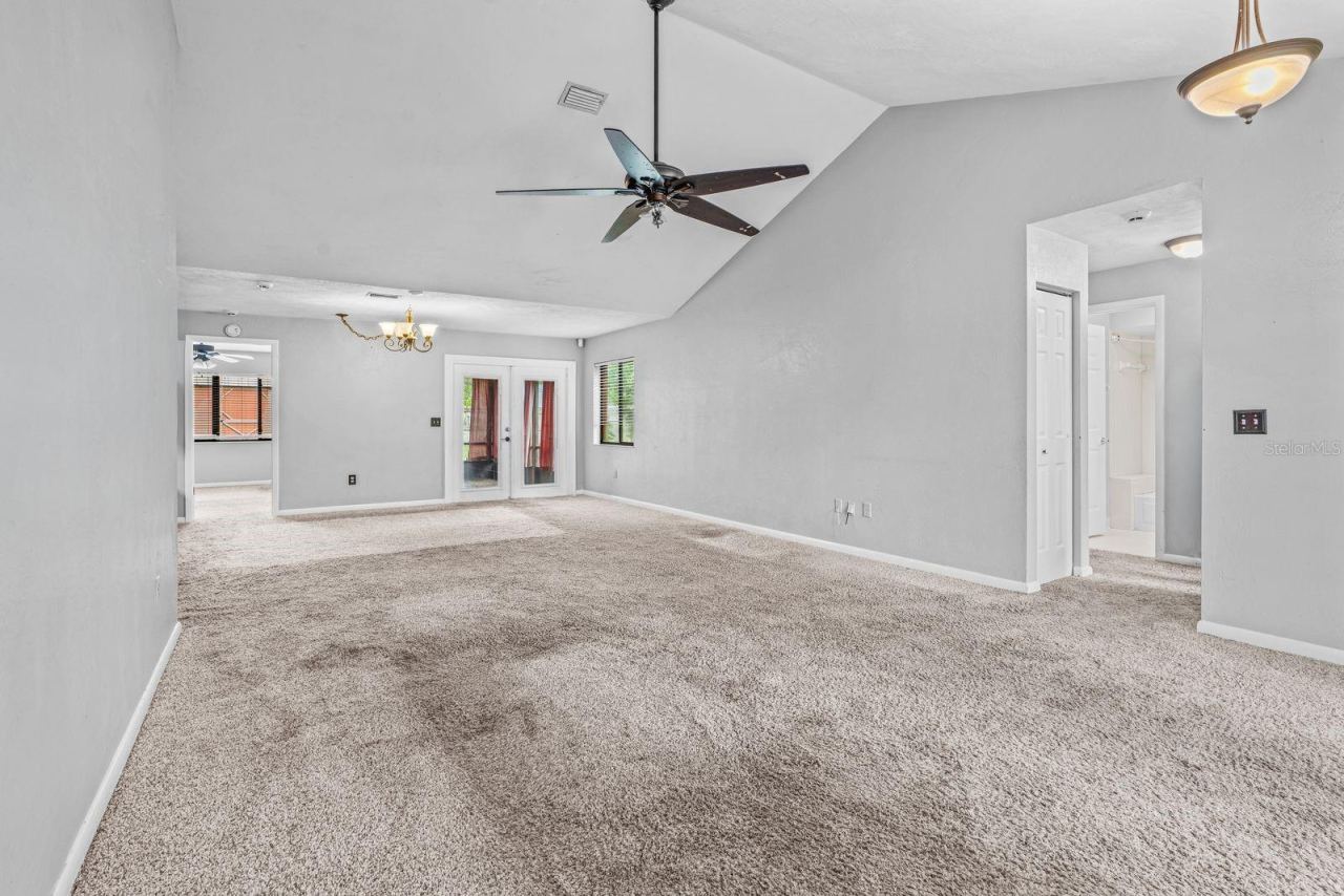 Photo 18 of 20: living/ dining area