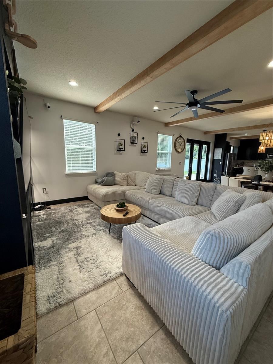 Photo 8 of 20: Family Room