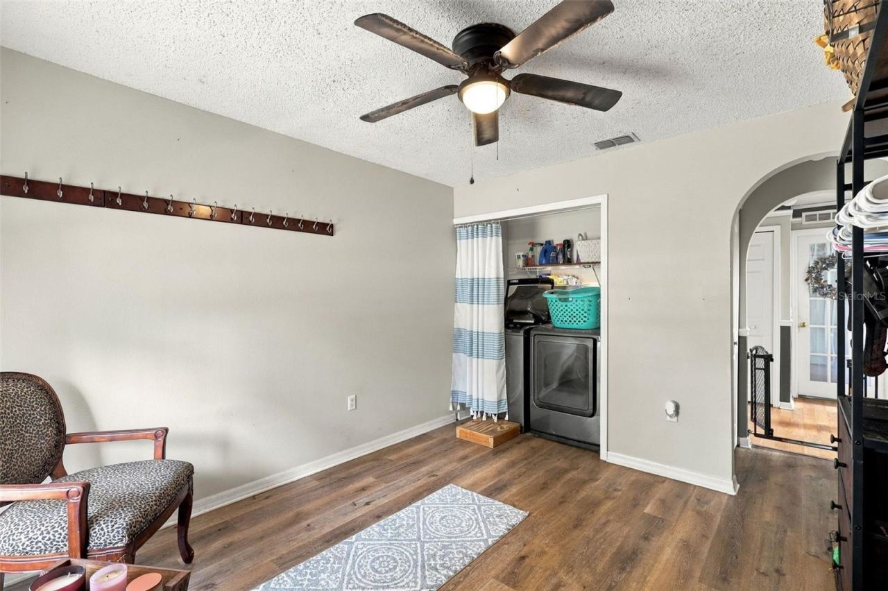 Photo 4 of 20: FOYER/LAUNDRY AREA