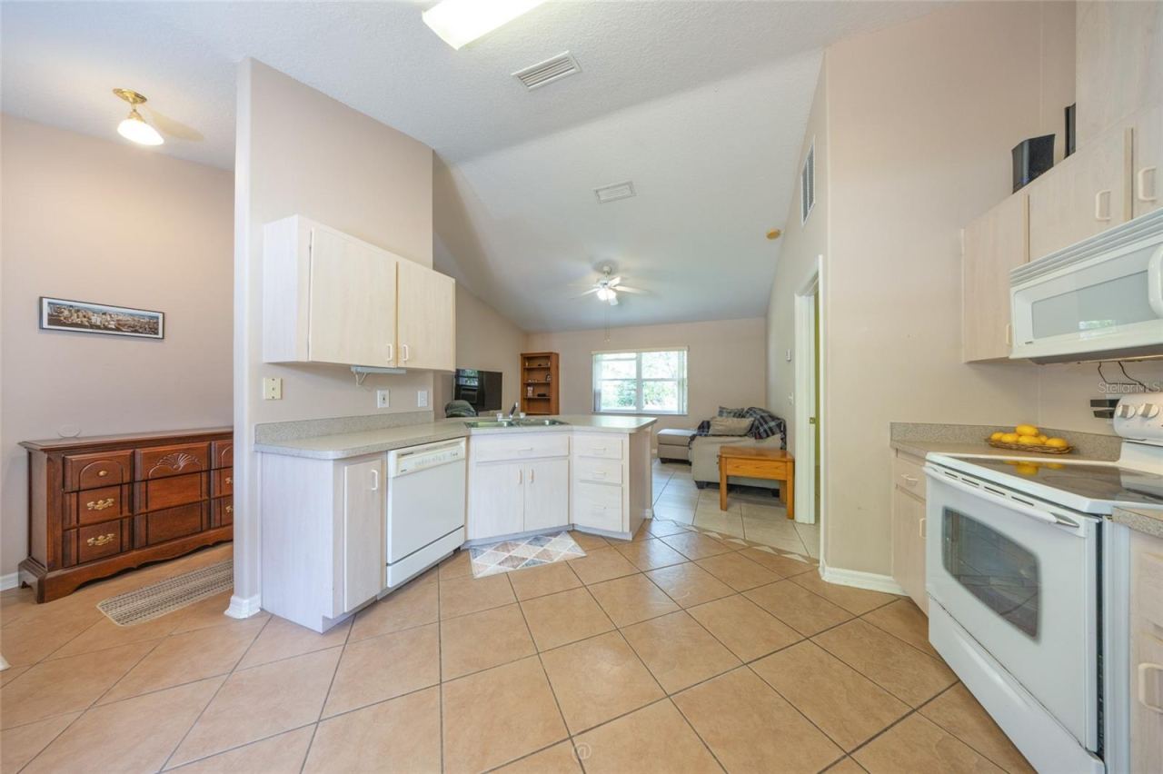Photo 5 of 17: Spacious kitchen