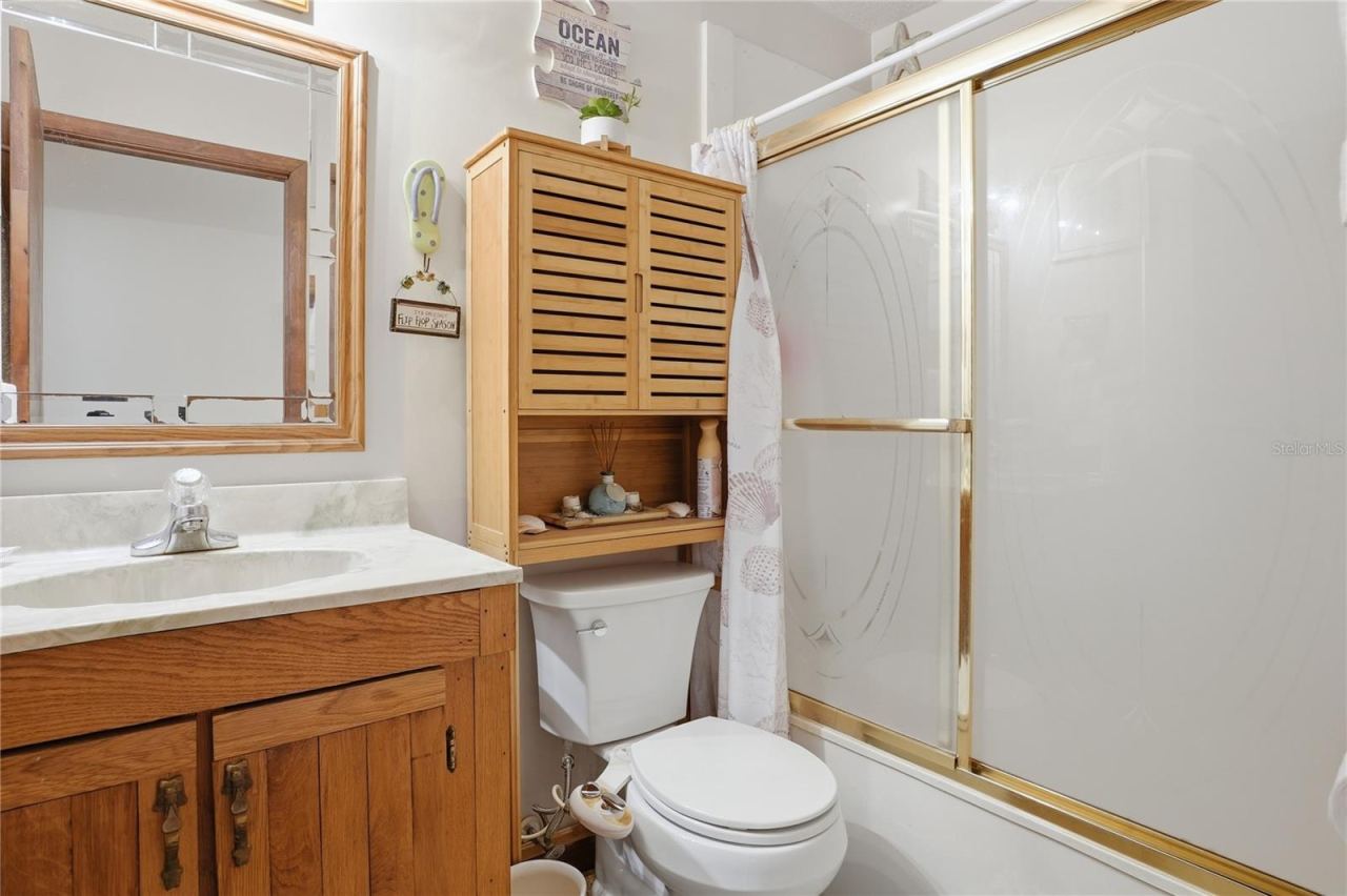 Photo 18 of 20: Bathroom 2 with shower/tub combo.