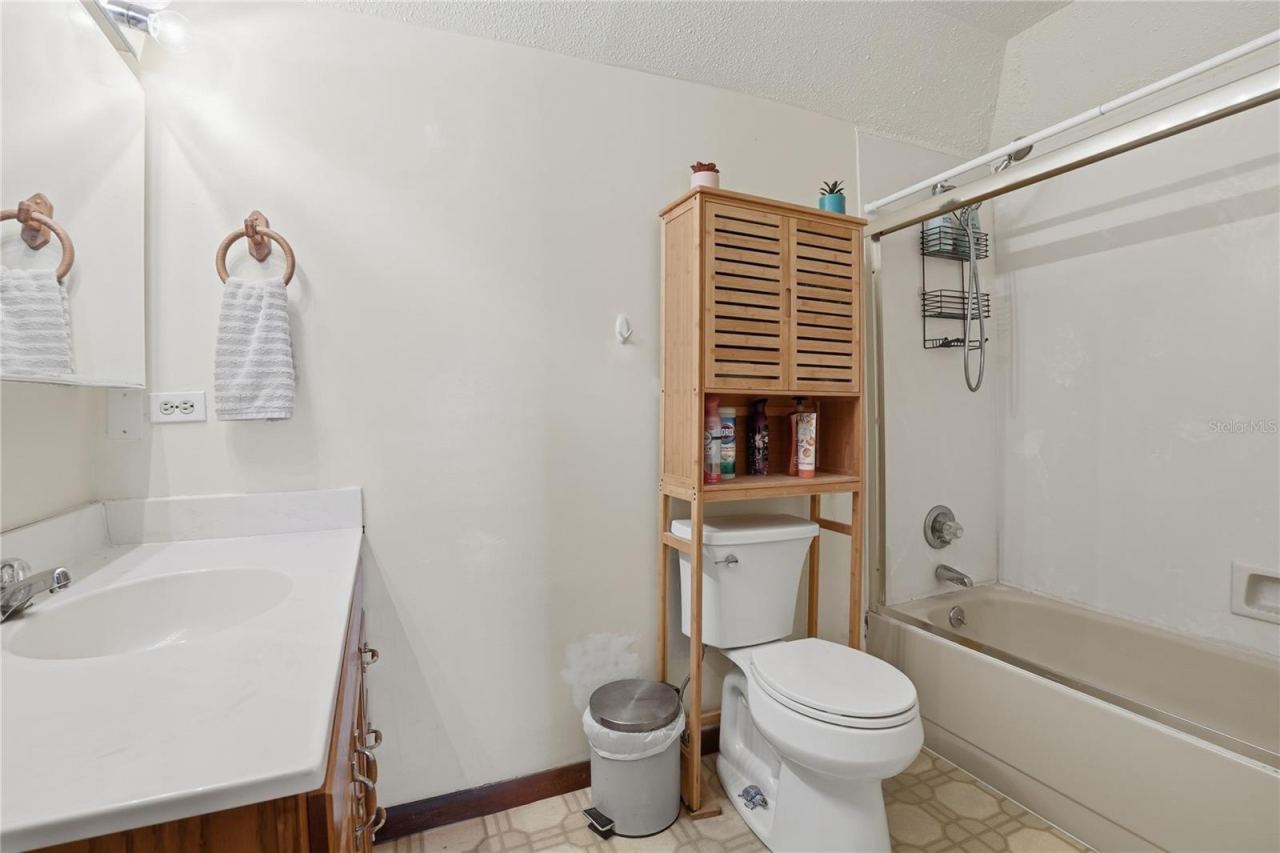 Photo 13 of 20: Master bathroom w/shower/tub combo.