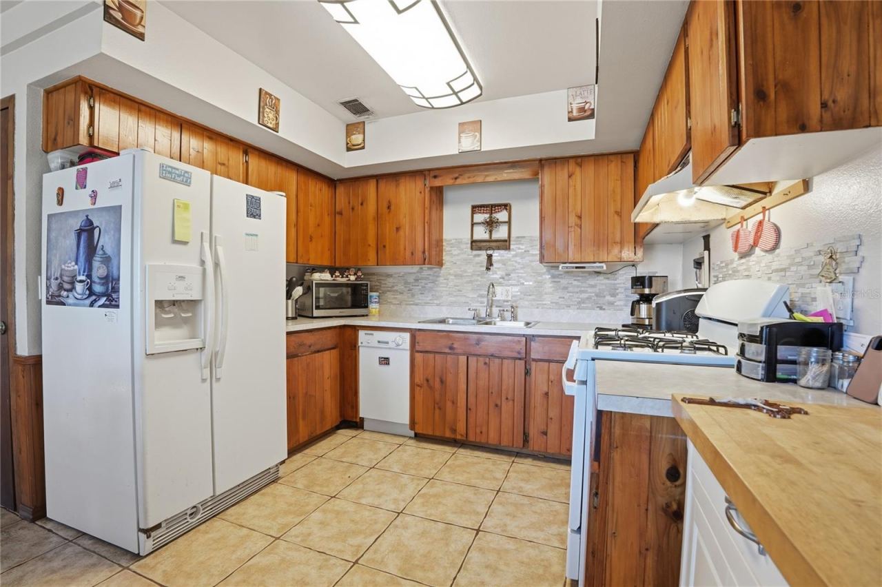 Photo 9 of 20: Kitchen features gas stove for your cooking needs.