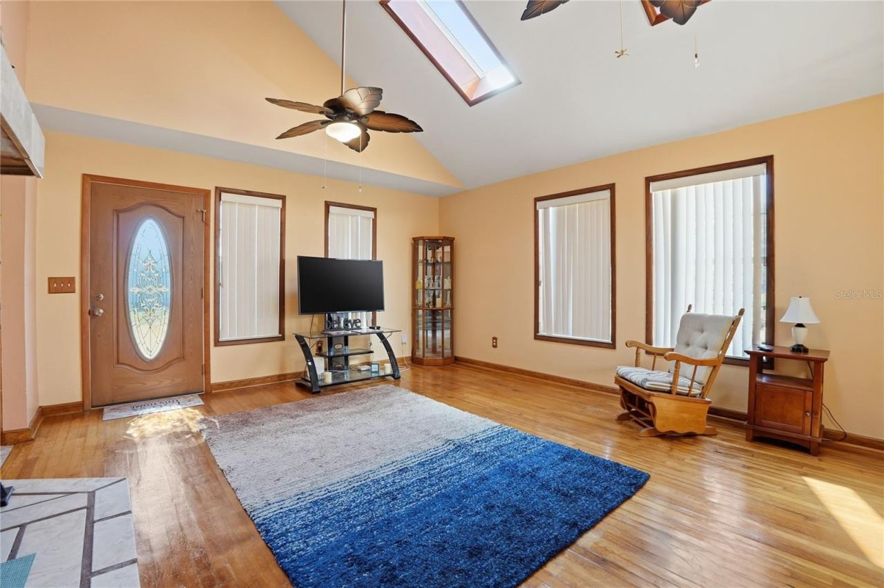 Photo 5 of 20: Home is light and bright!