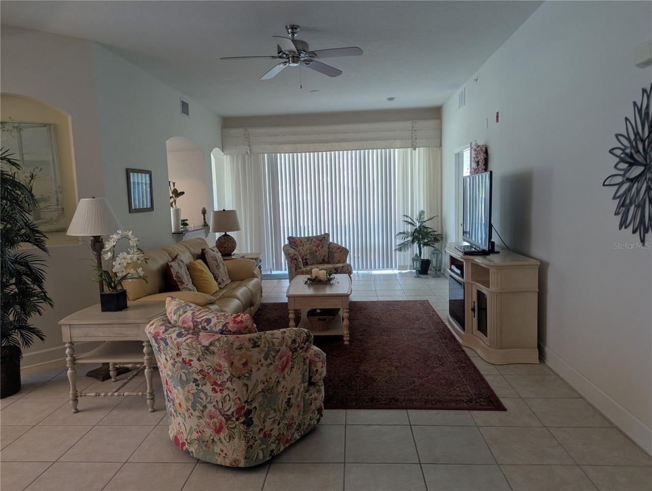 Photo 6 of 20: Living Room