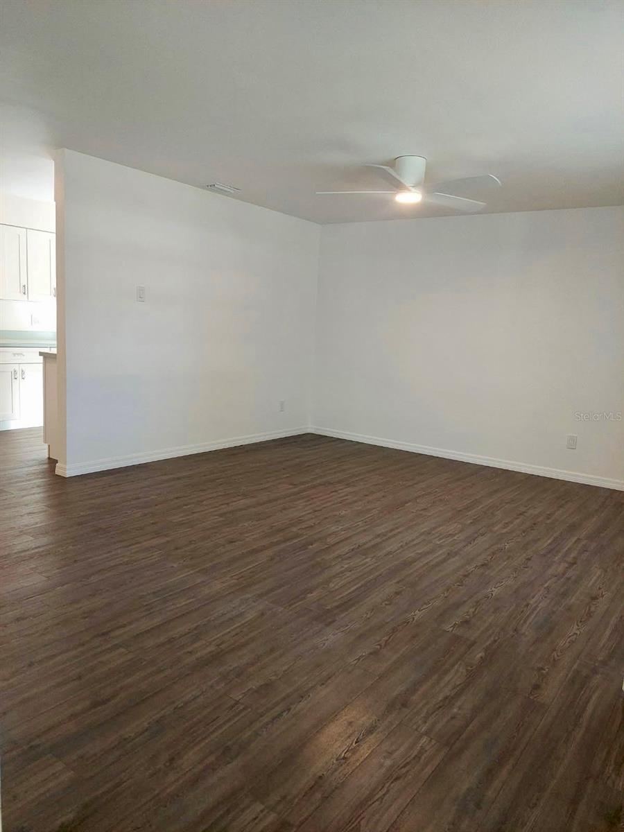 Photo 7 of 20: Livingroom toward dining area