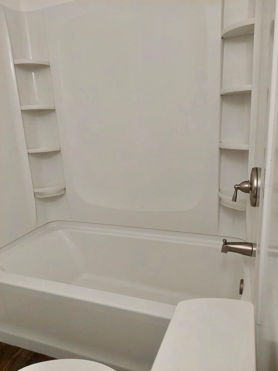 Photo 16 of 20: Main Bathroom shower and tub
