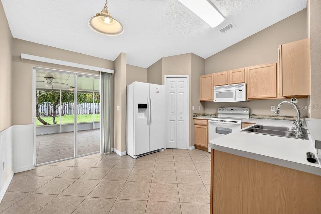 Photo 4 of 20: kitchen-dining area