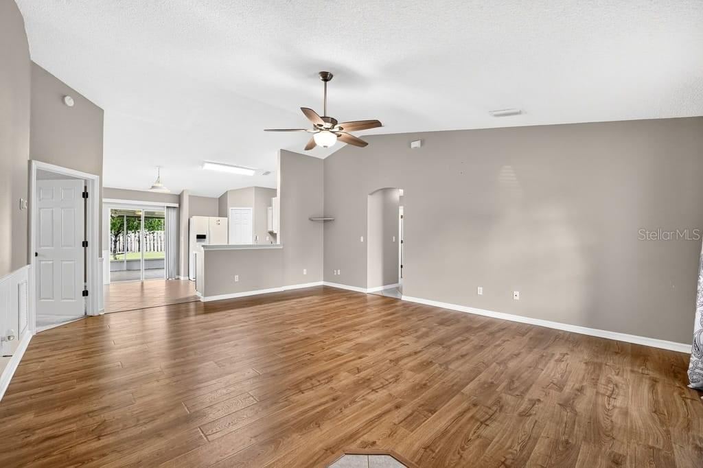 Photo 9 of 20: living room4