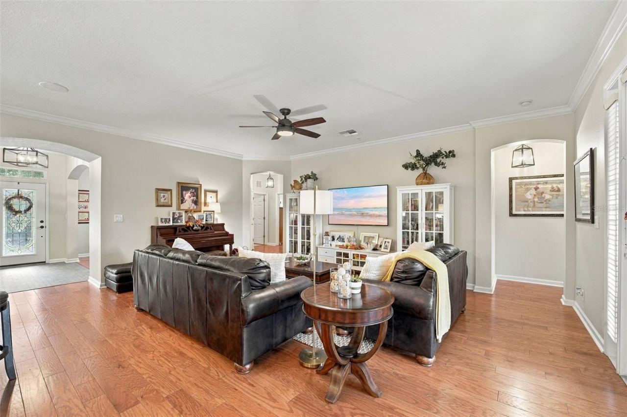 Photo 9 of 20: Living Room
