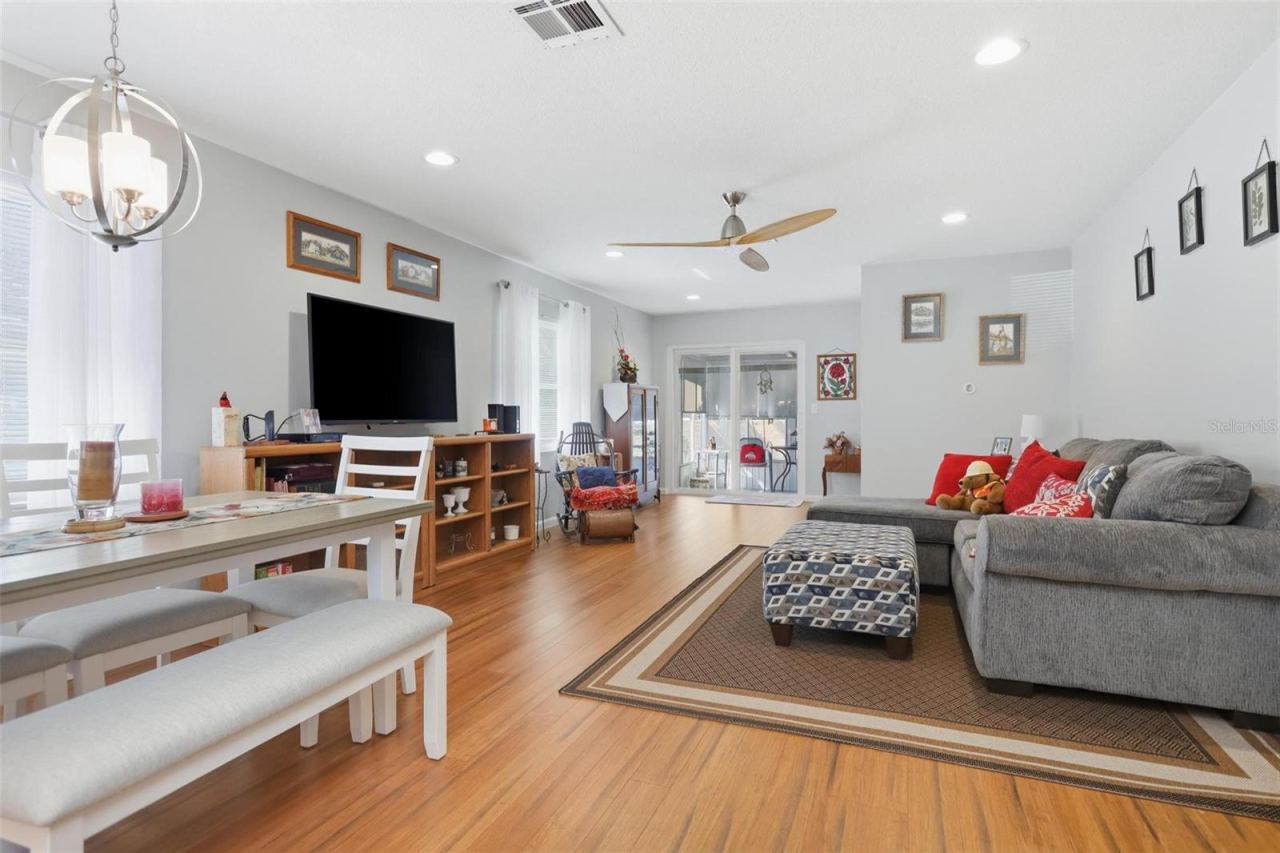 Photo 4 of 20: Living area with lots of natural light!