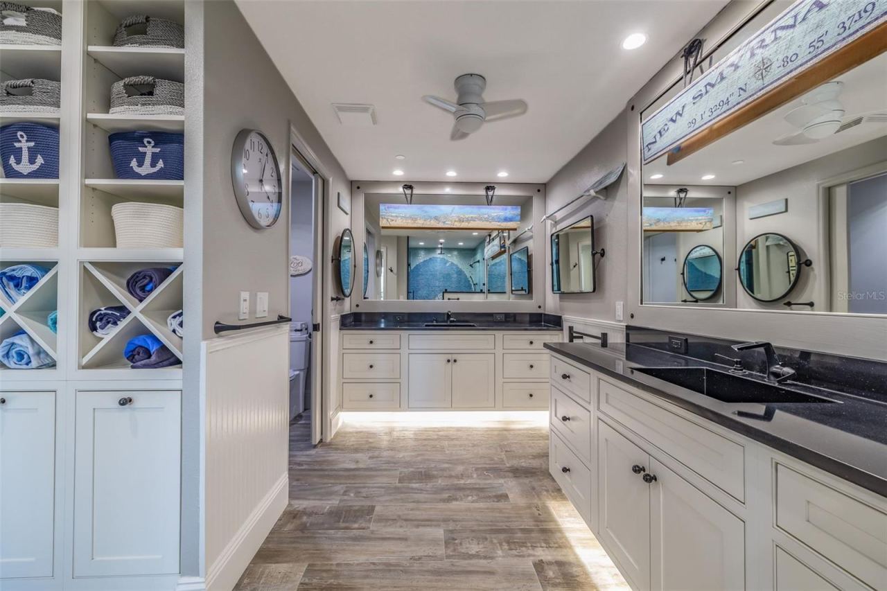 Photo 5 of 20: Master bath is stunning!
