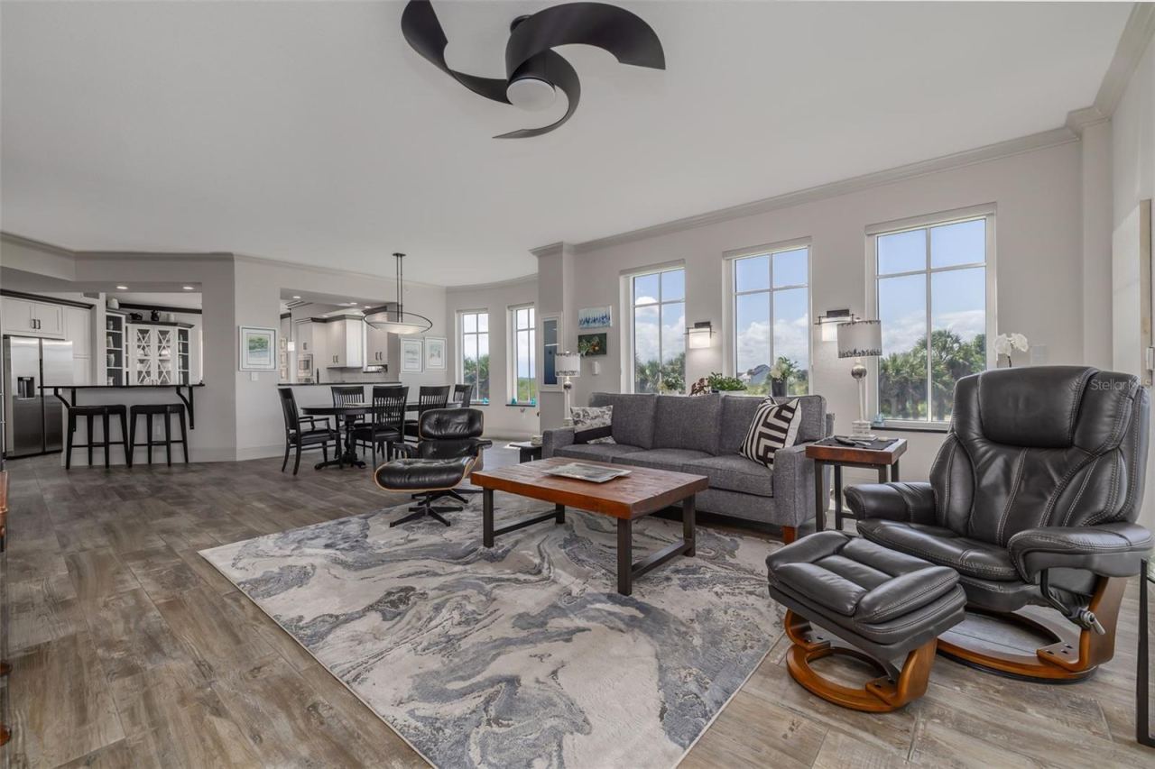 Photo 7 of 20: Open floorplan with lots of windows!