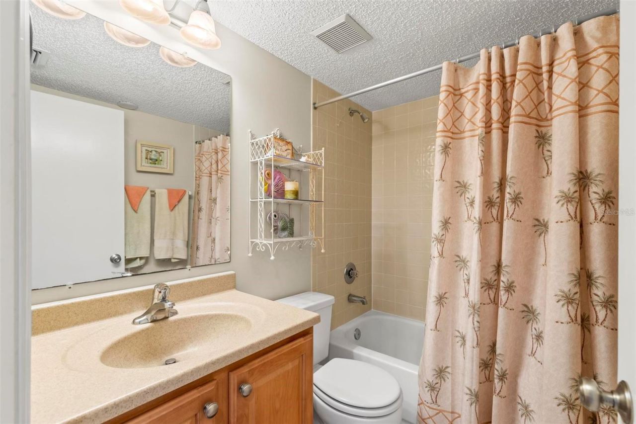 Photo 19 of 20: Hall Bath