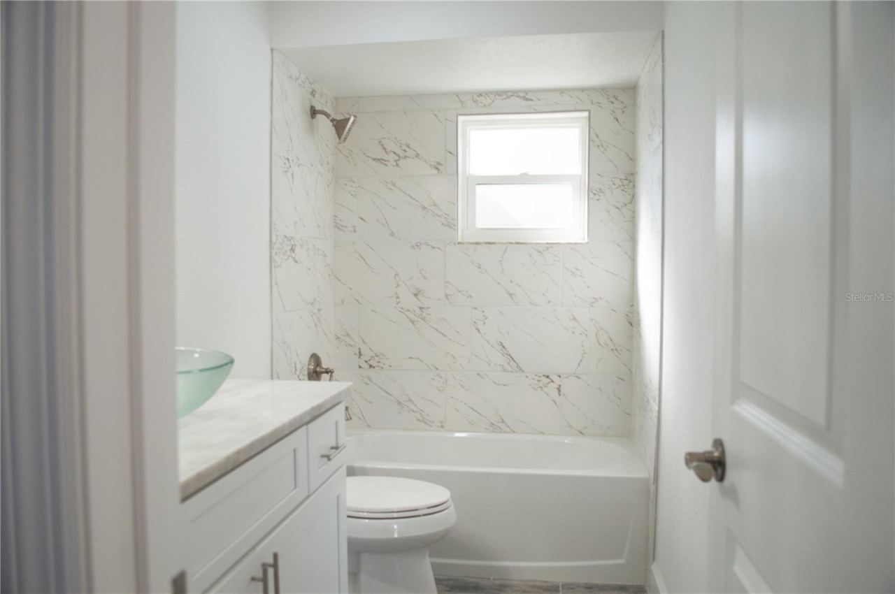 Photo 11 of 20: Guest bathroom
