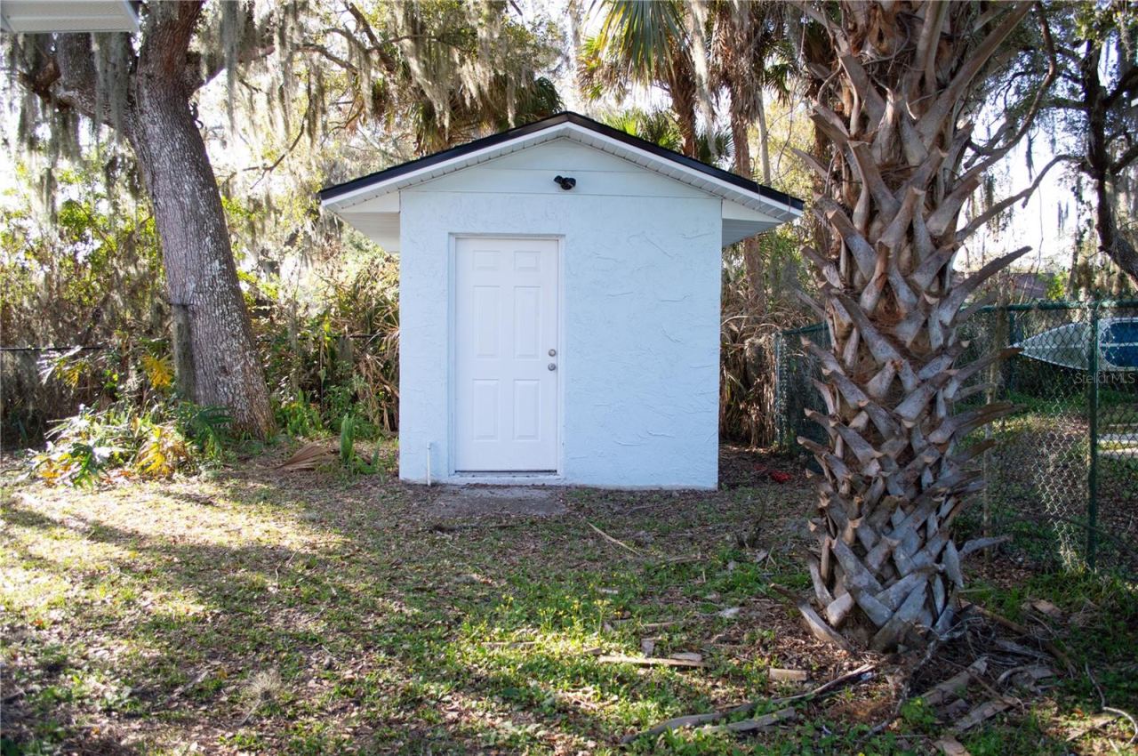 Photo 14 of 20: rear shed