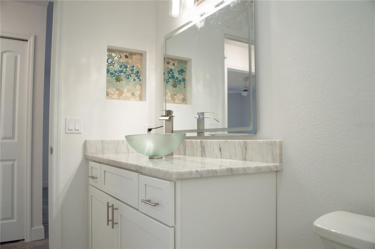 Photo 17 of 20: Guest bathroom
