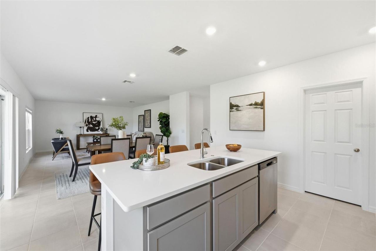 Photo 15 of 20: Kitchen / Dining / Great Room