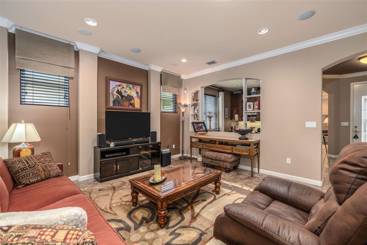 Photo 8 of 20: Living room