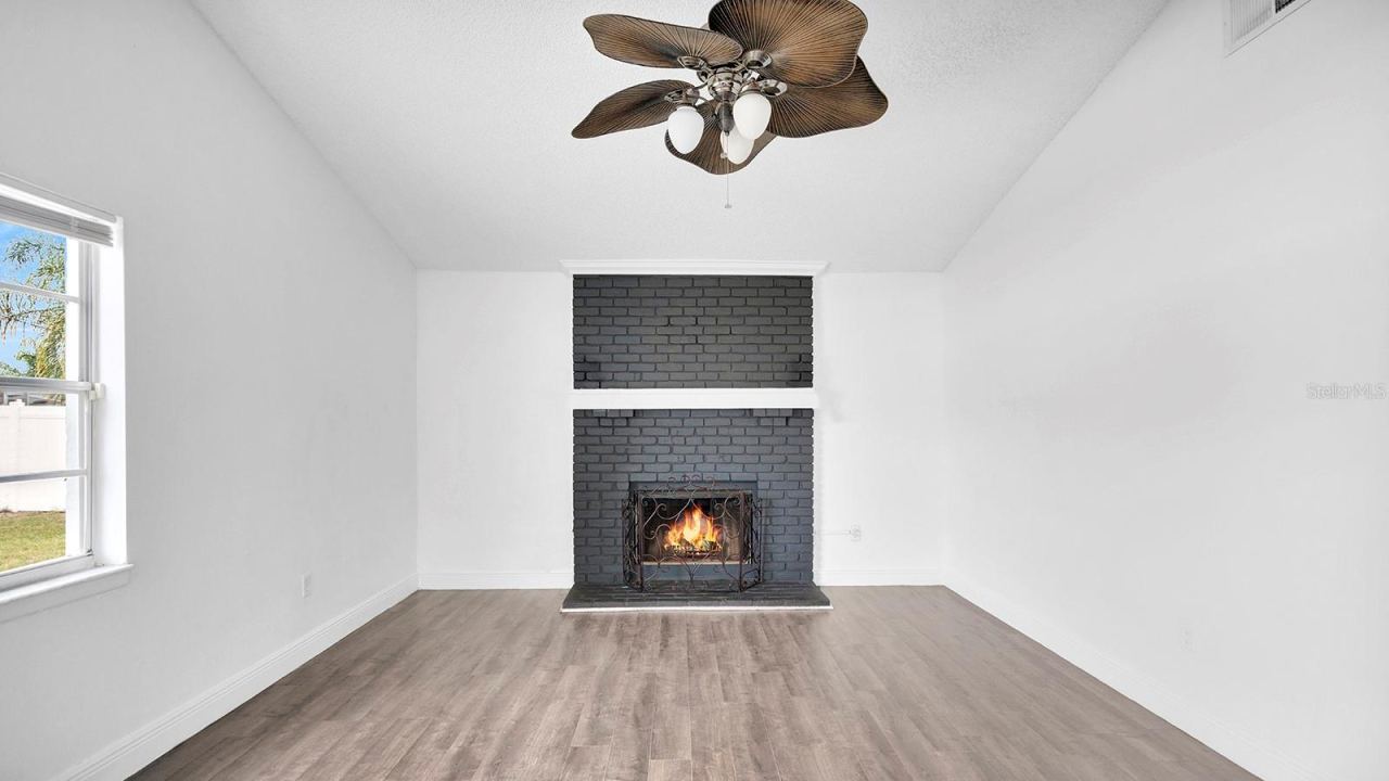 Photo 9 of 20: family room