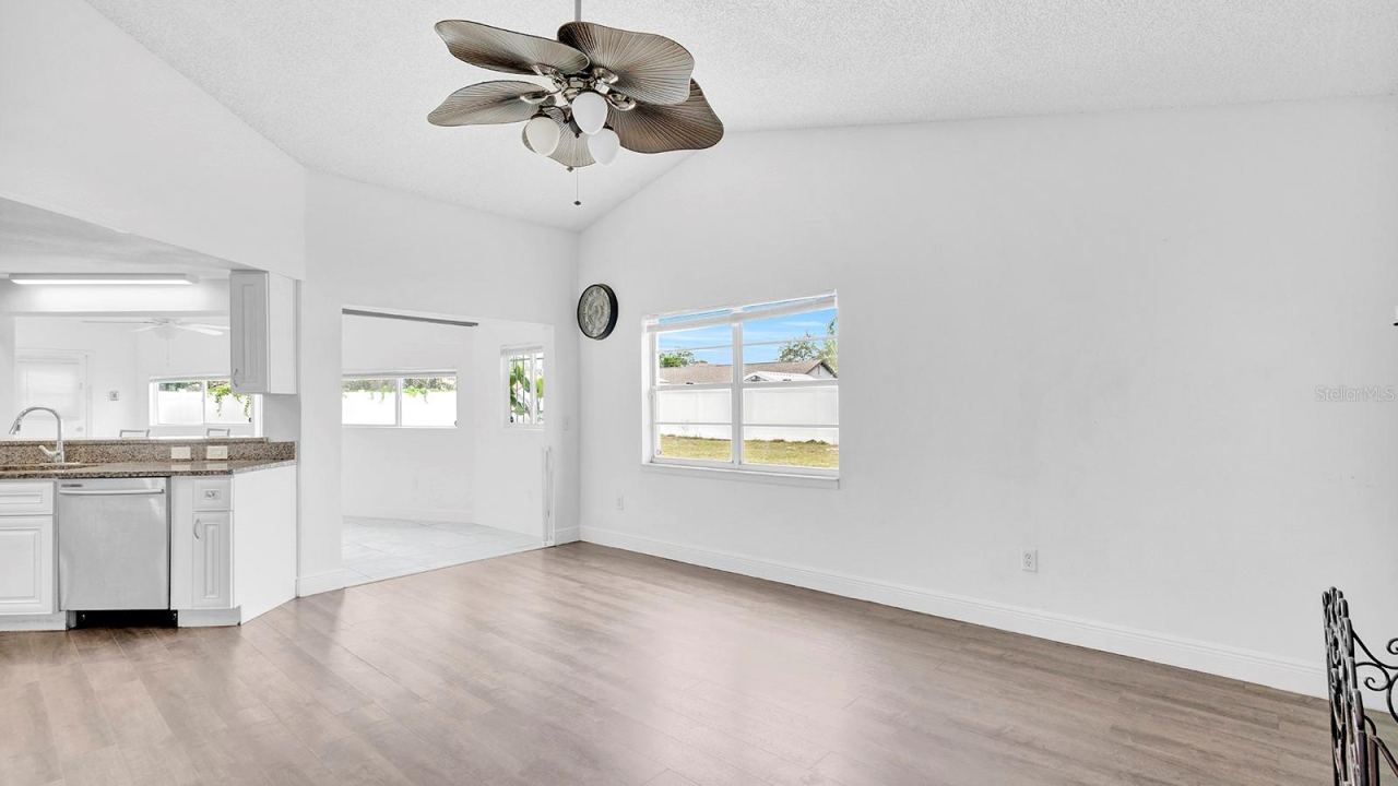 Photo 11 of 20: family room