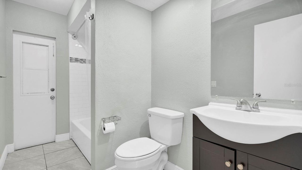 Photo 19 of 20: bathroom 2