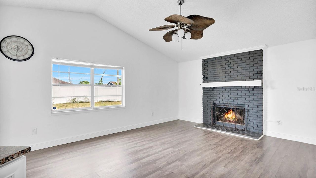 Photo 7 of 20: family room