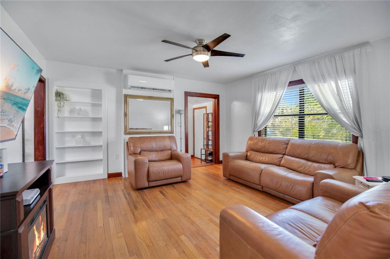 Photo 3 of 20: Living Room