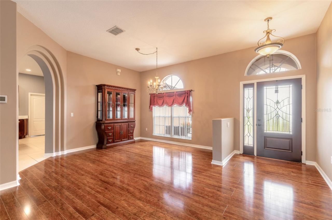 Photo 4 of 20: Formal Dining Room