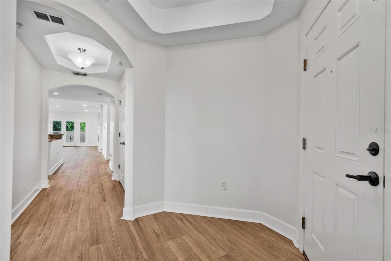 Photo 18 of 20: Foyer - View 3