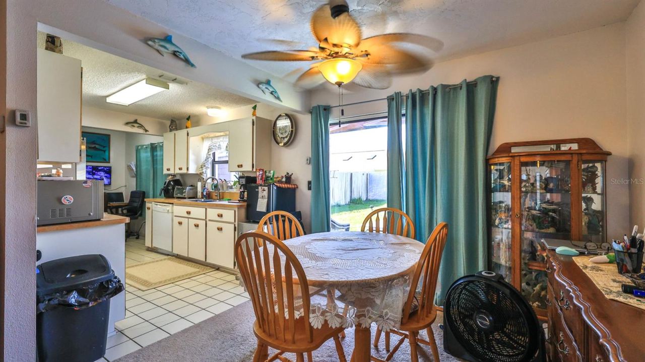 Photo 7 of 20: Dining Area to Kitchen