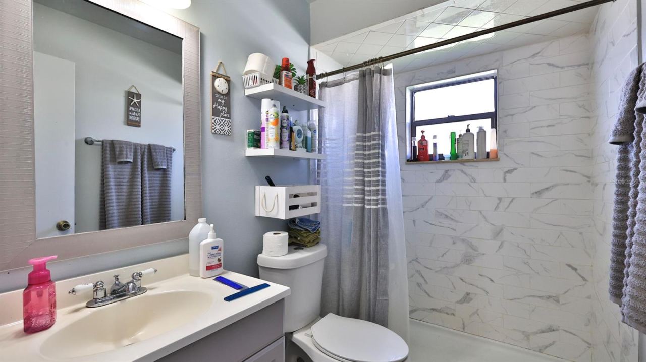 Photo 18 of 20: Guest Bathroom