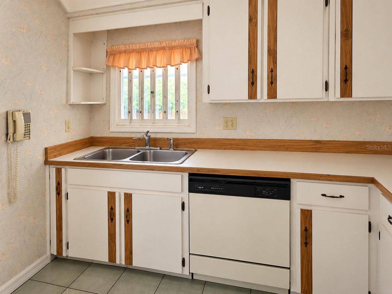 Photo 10 of 20: Kitchen with window