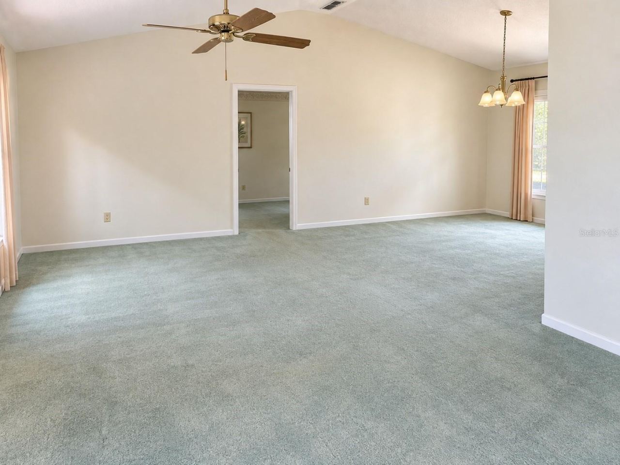 Photo 5 of 20: Living room w/o furniture