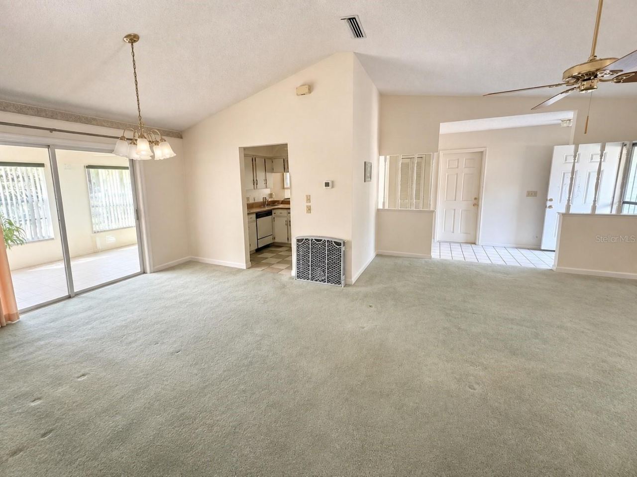 Photo 7 of 20: Living/Dining room opens to kitchen & FL room