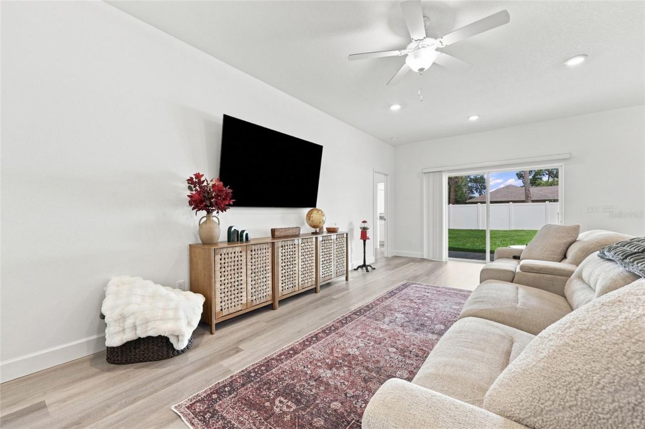 Photo 13 of 20: Family room