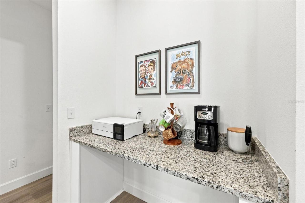 Photo 19 of 20: Additional counter space