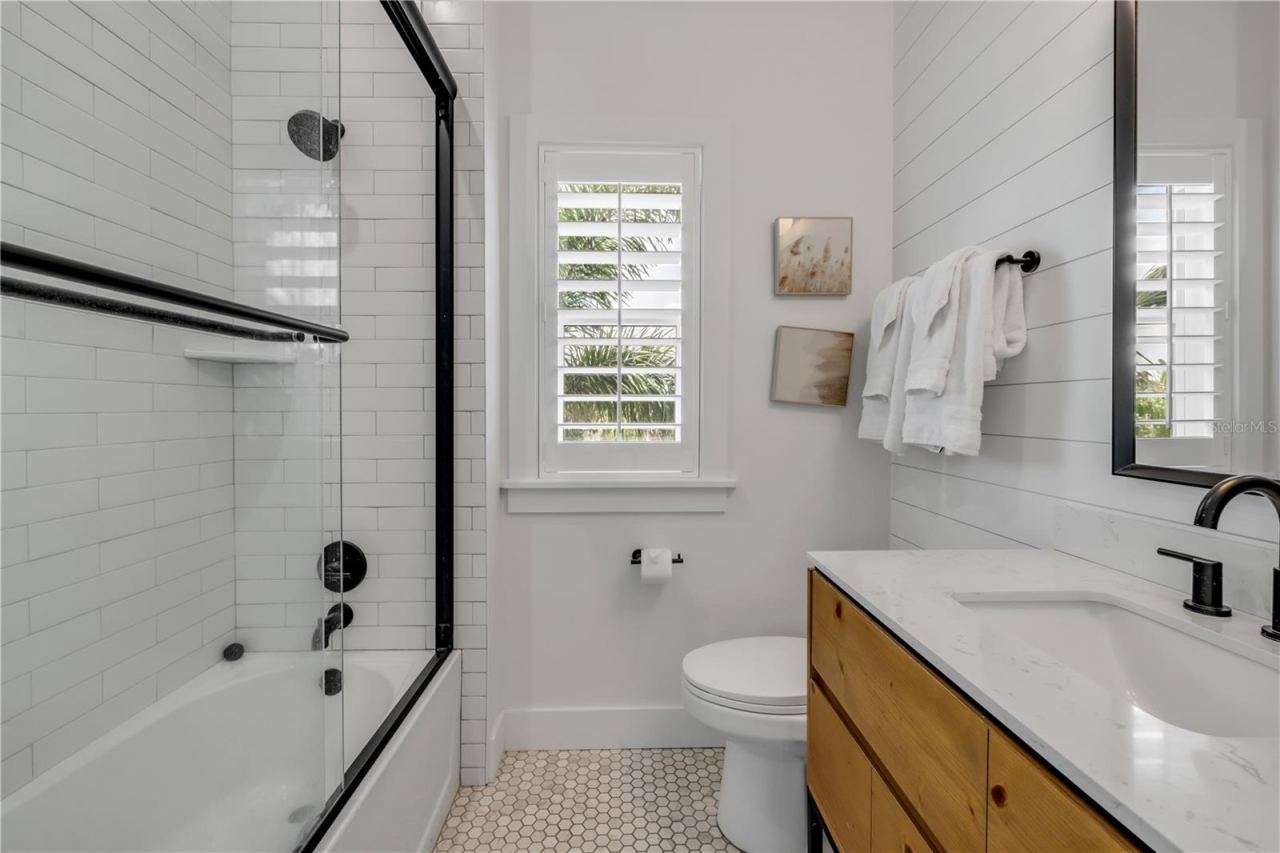 Photo 19 of 20: Guest Bathroom 1 (en suite)