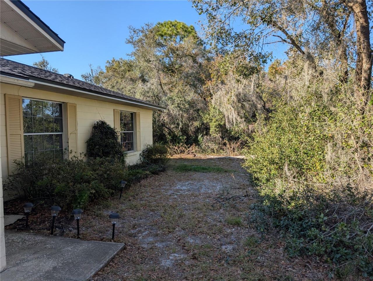 Photo 2 of 20: Front yard