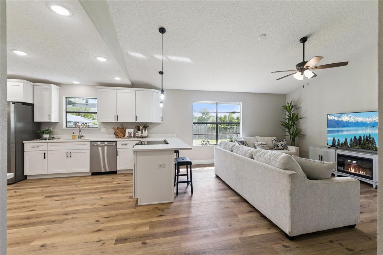 Photo 7 of 20: Living Room/Kitchen