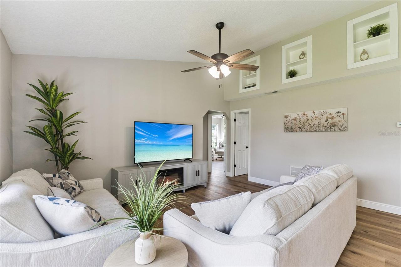 Photo 6 of 20: Living Room