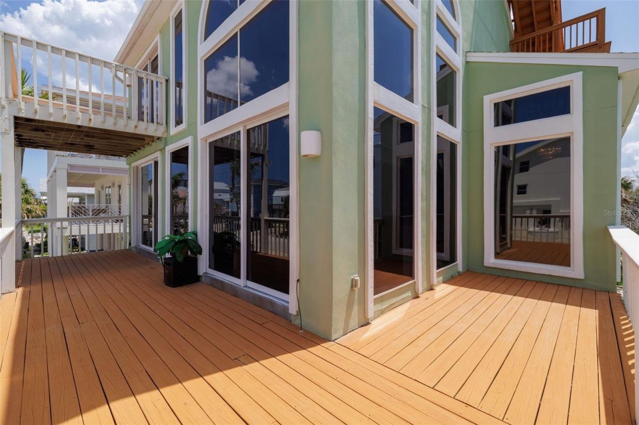 Photo 13 of 20: Wrap around balcony on 2nd floor great to watch the waves!