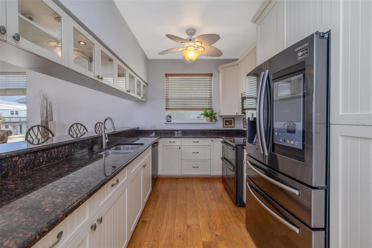 Photo 7 of 20: Gourmet kitchen has granite & SS appliances!